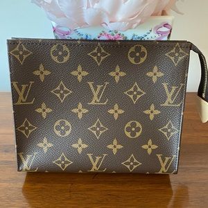 ❌SOLD❌ Toiletry 19